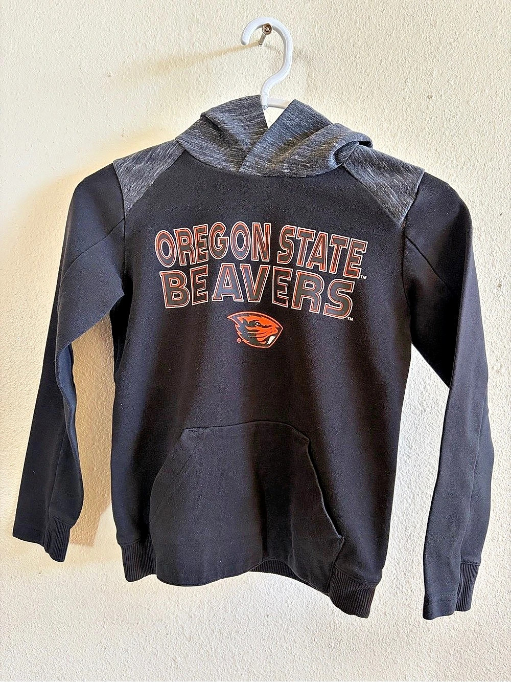 Oregon State Beavers Youth black sweatshirt . Size 8